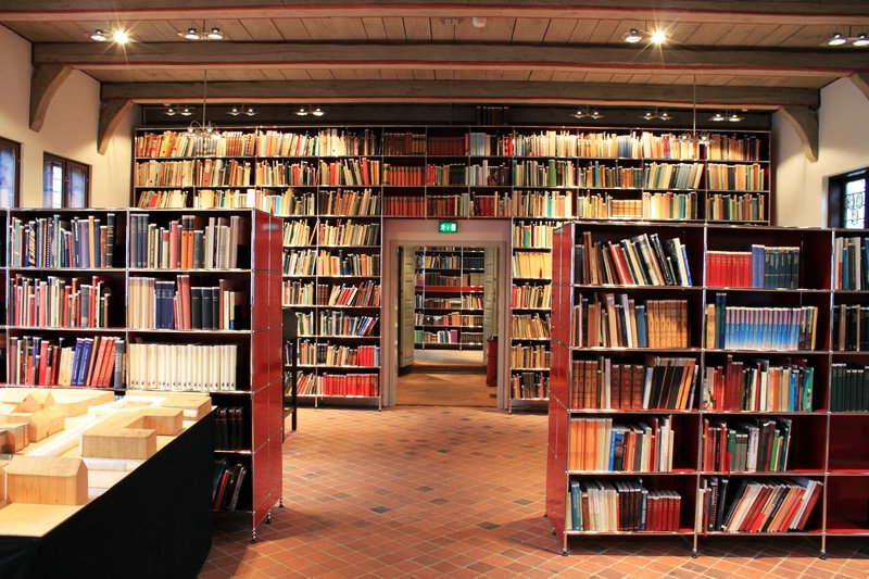 欧登塞城市博物馆的书架