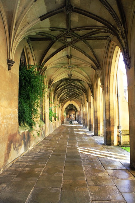 剑桥圣约翰学院通往叹息桥的长廊