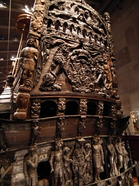 船尾的雕刻，据说是国王把诸神都刻在了自己的脚下